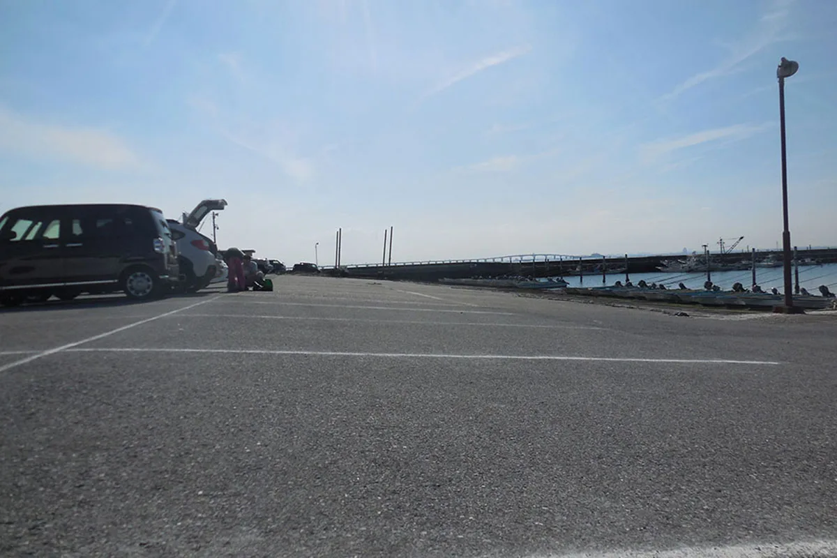 海沿いの駐車区画と駐車している車