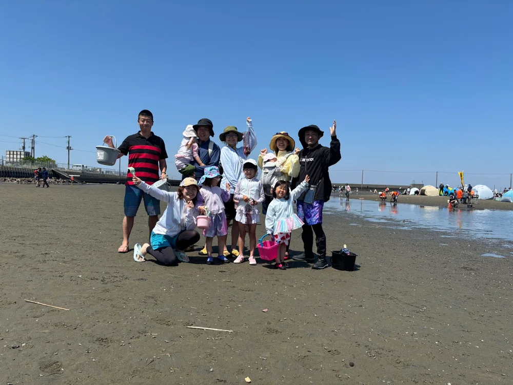 牛込海岸で潮干狩りを楽しむ家族の記念写真